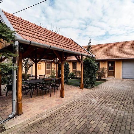 Estike Apartman Gyula Exteriér fotografie