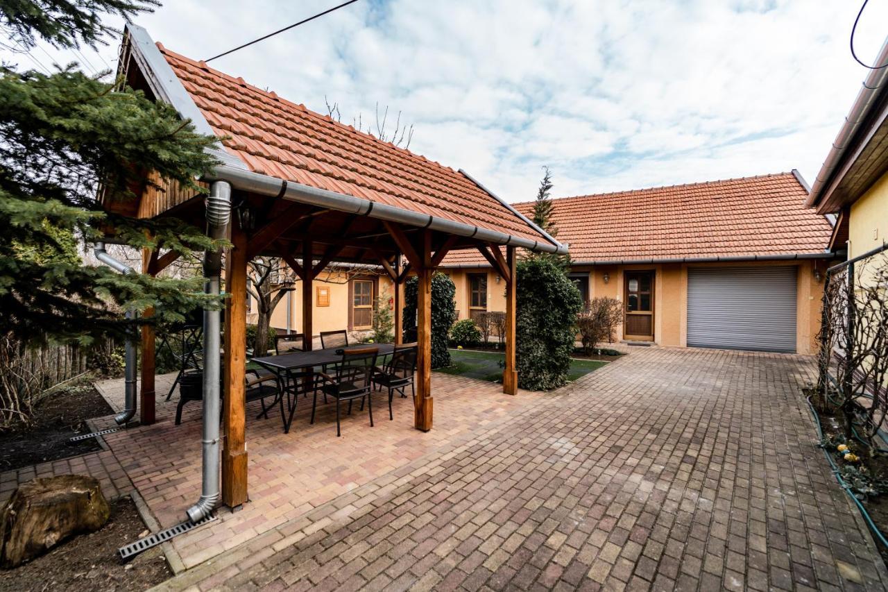 Estike Apartman Gyula Exteriér fotografie