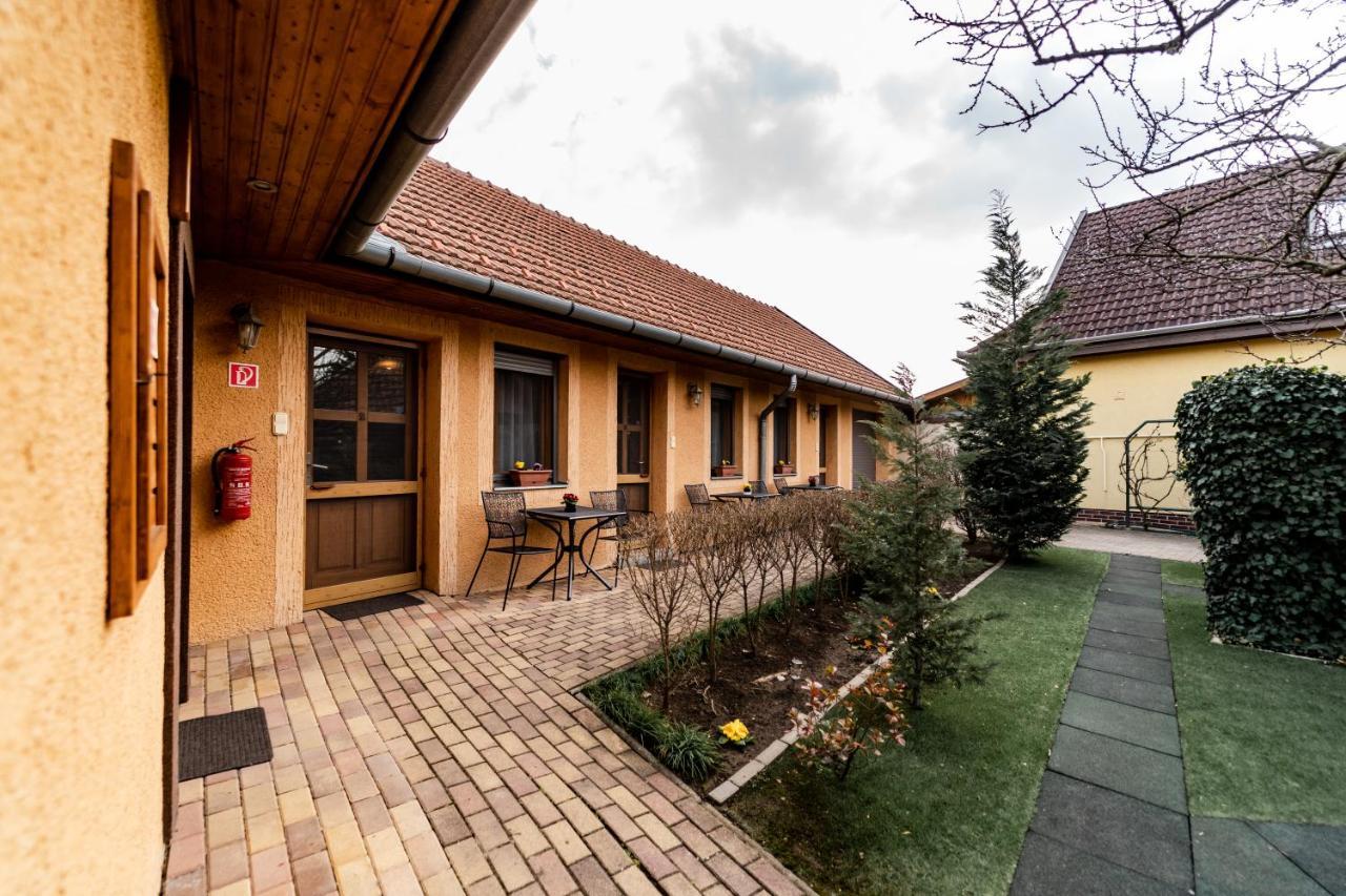 Estike Apartman Gyula Exteriér fotografie