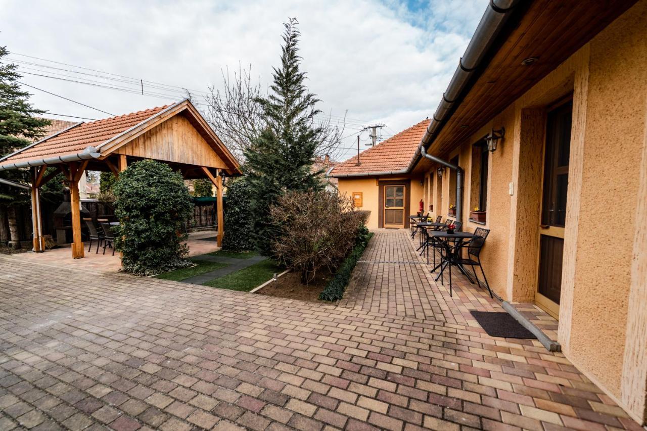 Estike Apartman Gyula Exteriér fotografie