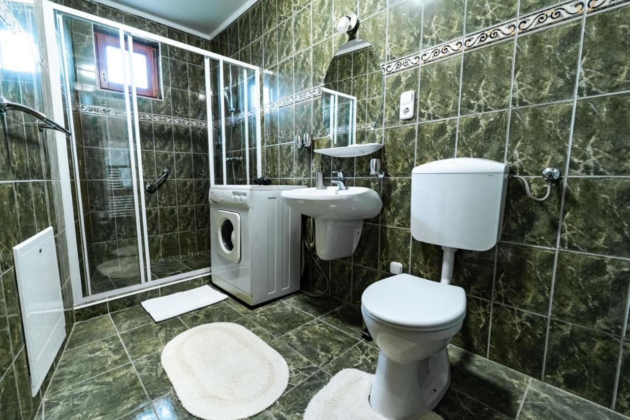 Estike Apartman Gyula Exteriér fotografie